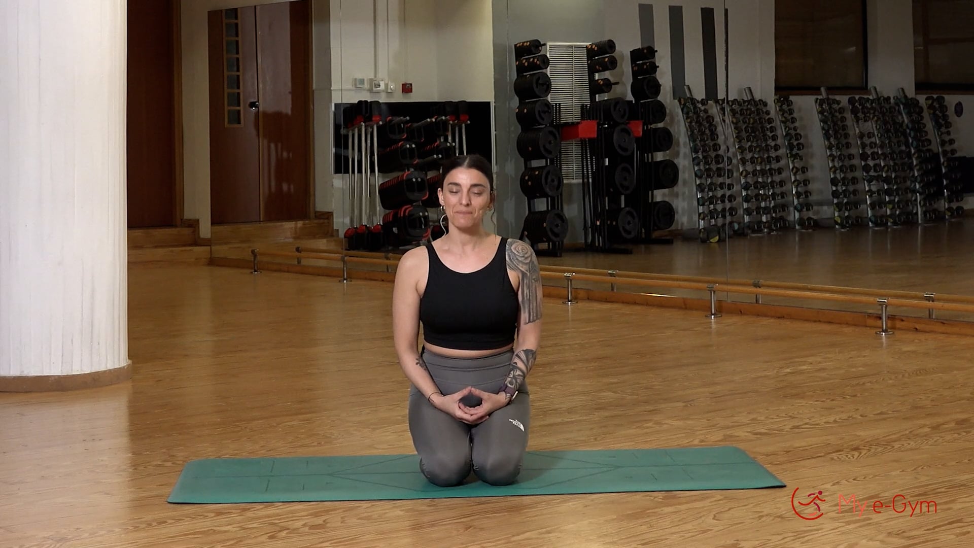 Morning yoga με την Πηνελόπη Ζηρινόγλου