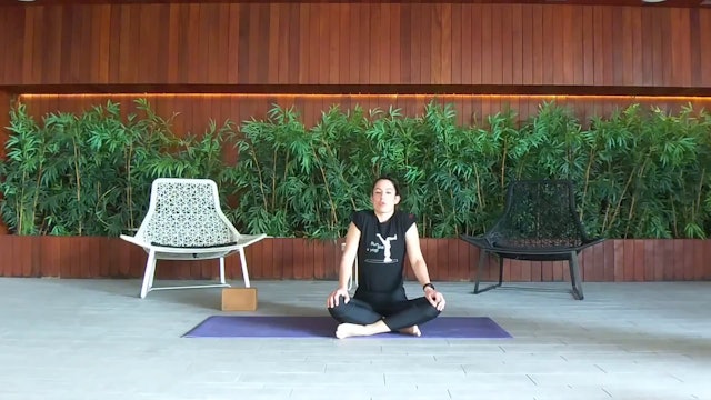 Morning Yoga με την Δήμητρα Σκούρα 
