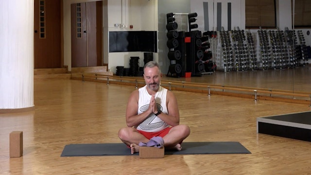 Morning yoga με τον Δημήτρη Κανδρή