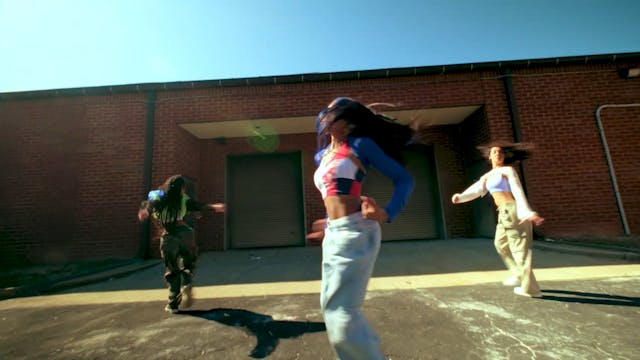 MAKO Girls - Cut to the Chase (Offici...