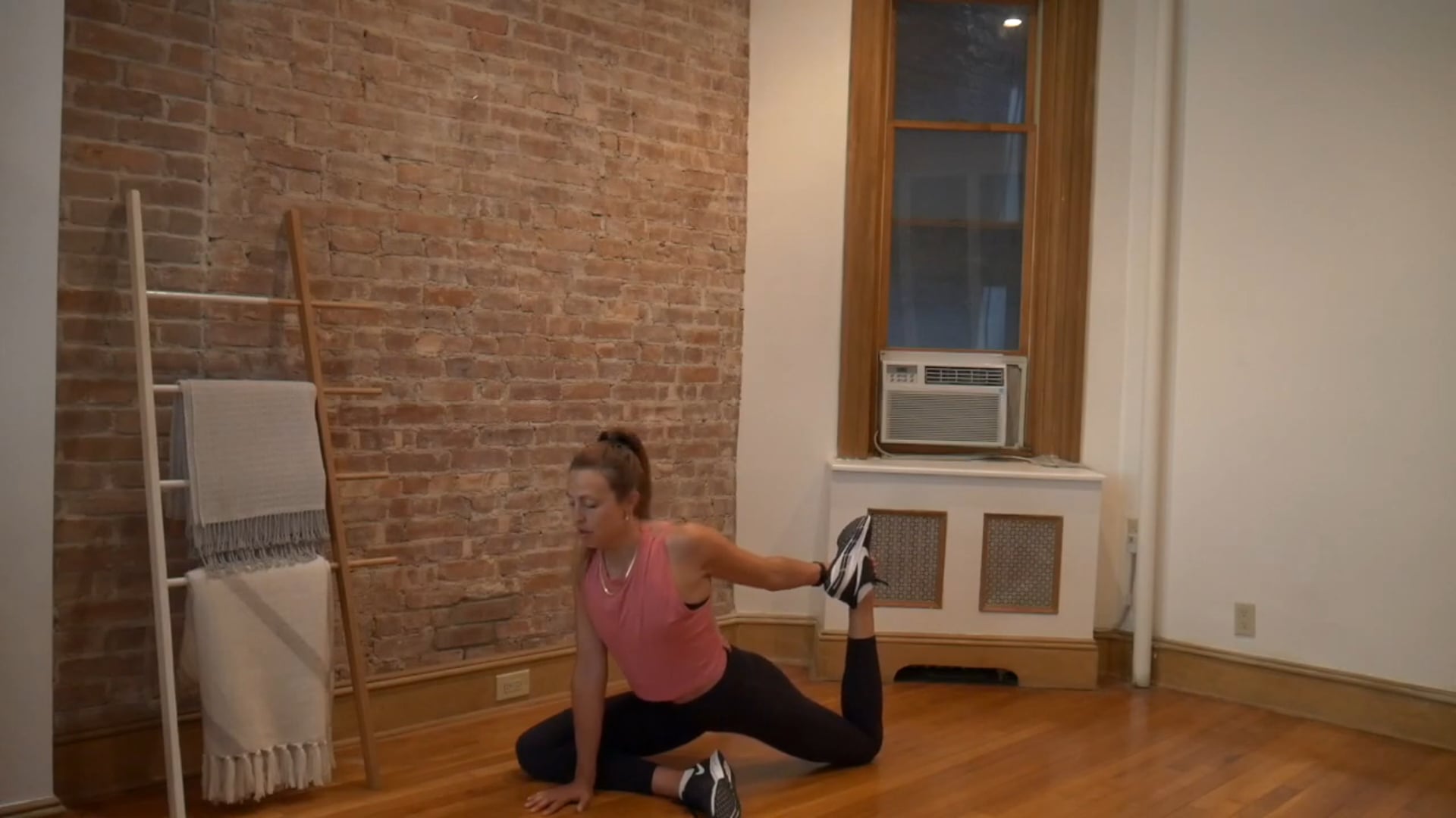 8 Min Stretch - Hips & Glutes