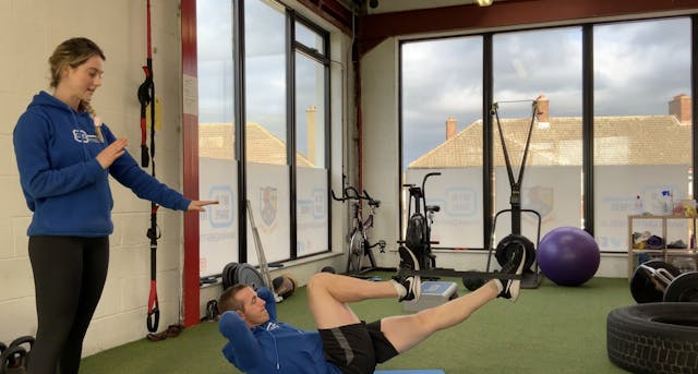 Banded Single Leg Stretch 
