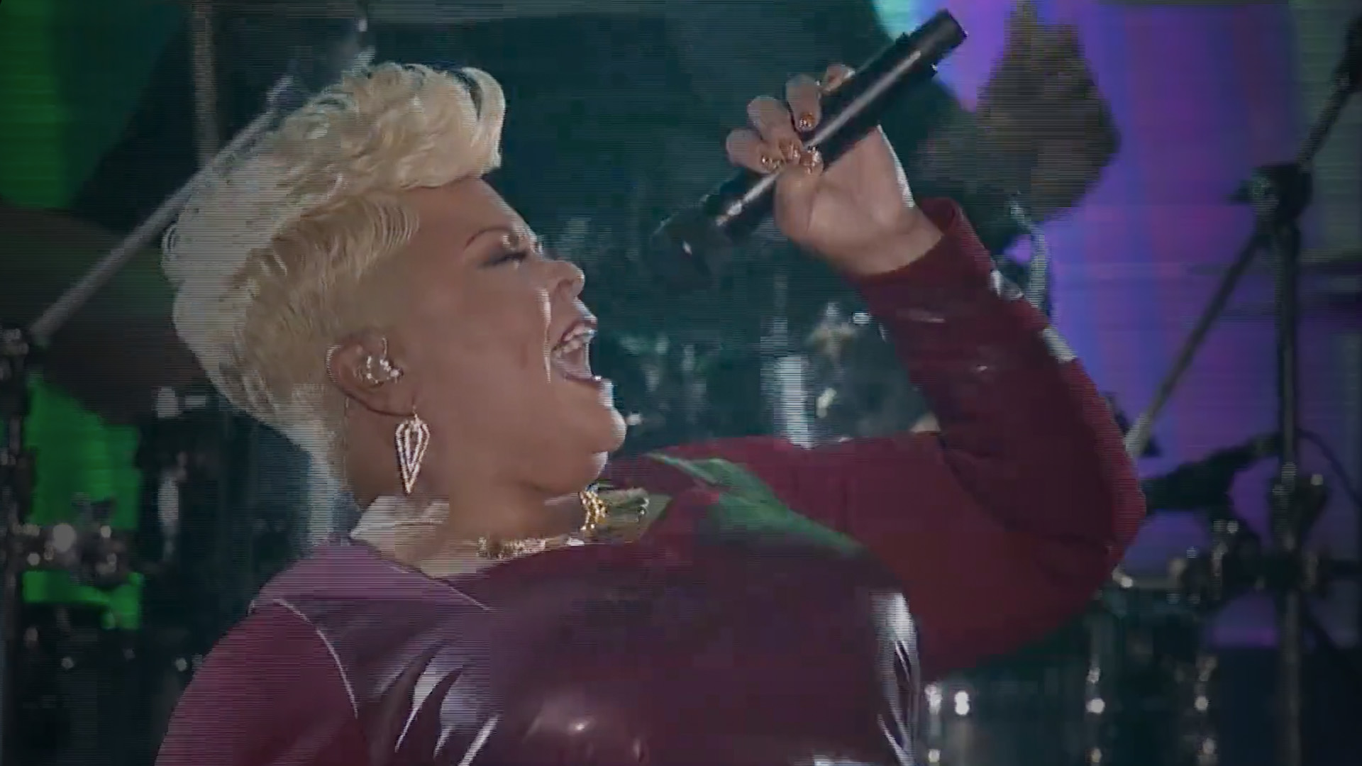 Tamela Mann Performing on the 47th Annual GMA Dove Awards