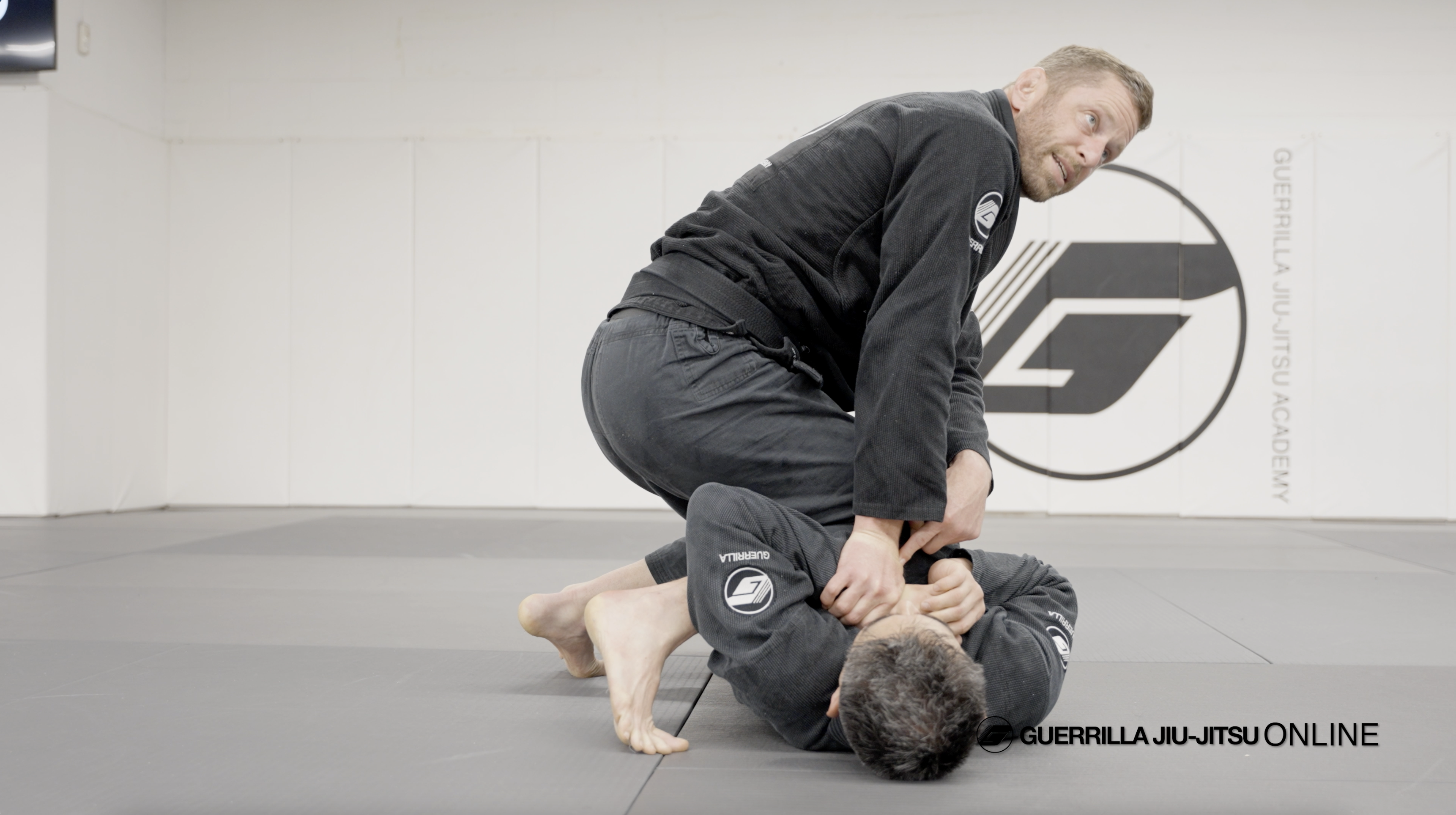 Barataplata - Knee On Belly Entrance.