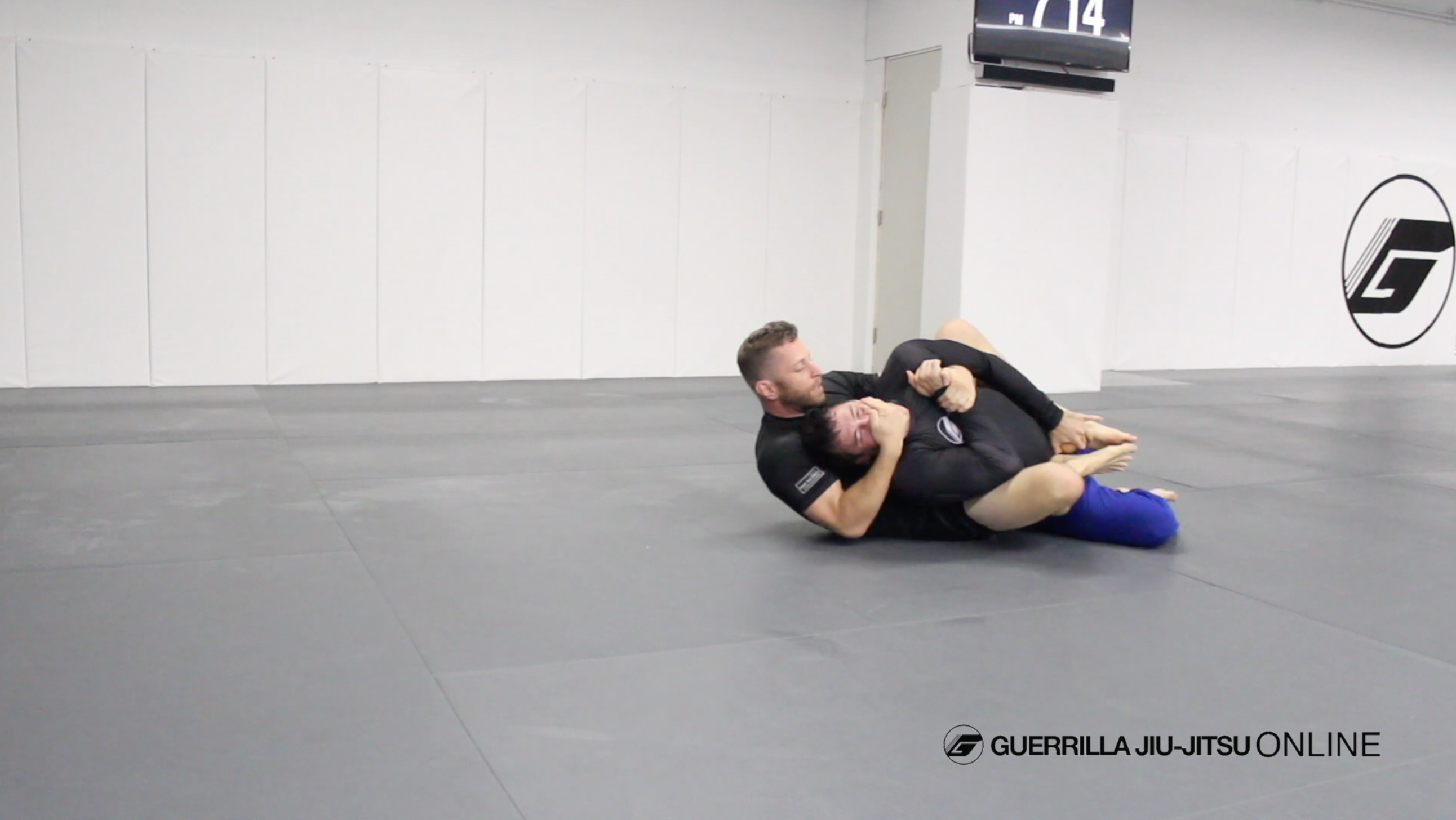 Matt Darcy trains with his students during nogi class
