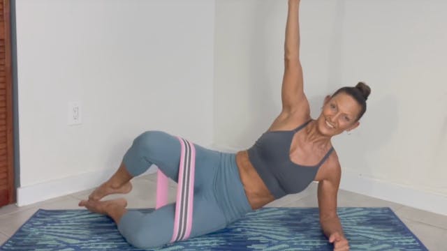 CORE & GLUTES 25 with loop band