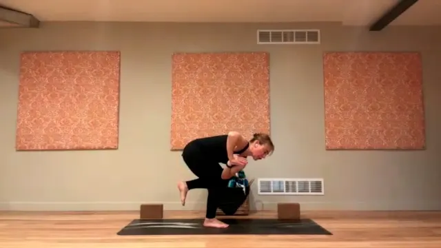 45 min Vinyasa Flow w/Sarah (Twist & Turns!) 10/29/24