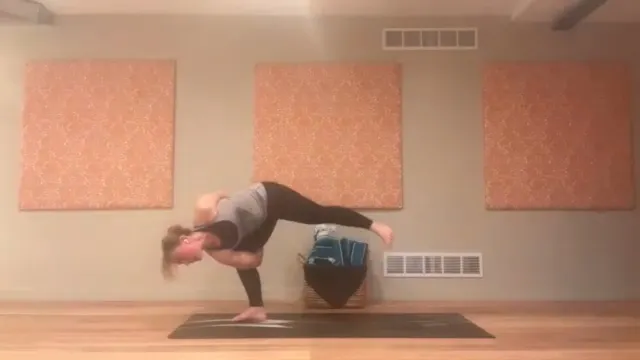 45 min Vinyasa Flow w/Sarah (Binds!) 12/17/2024