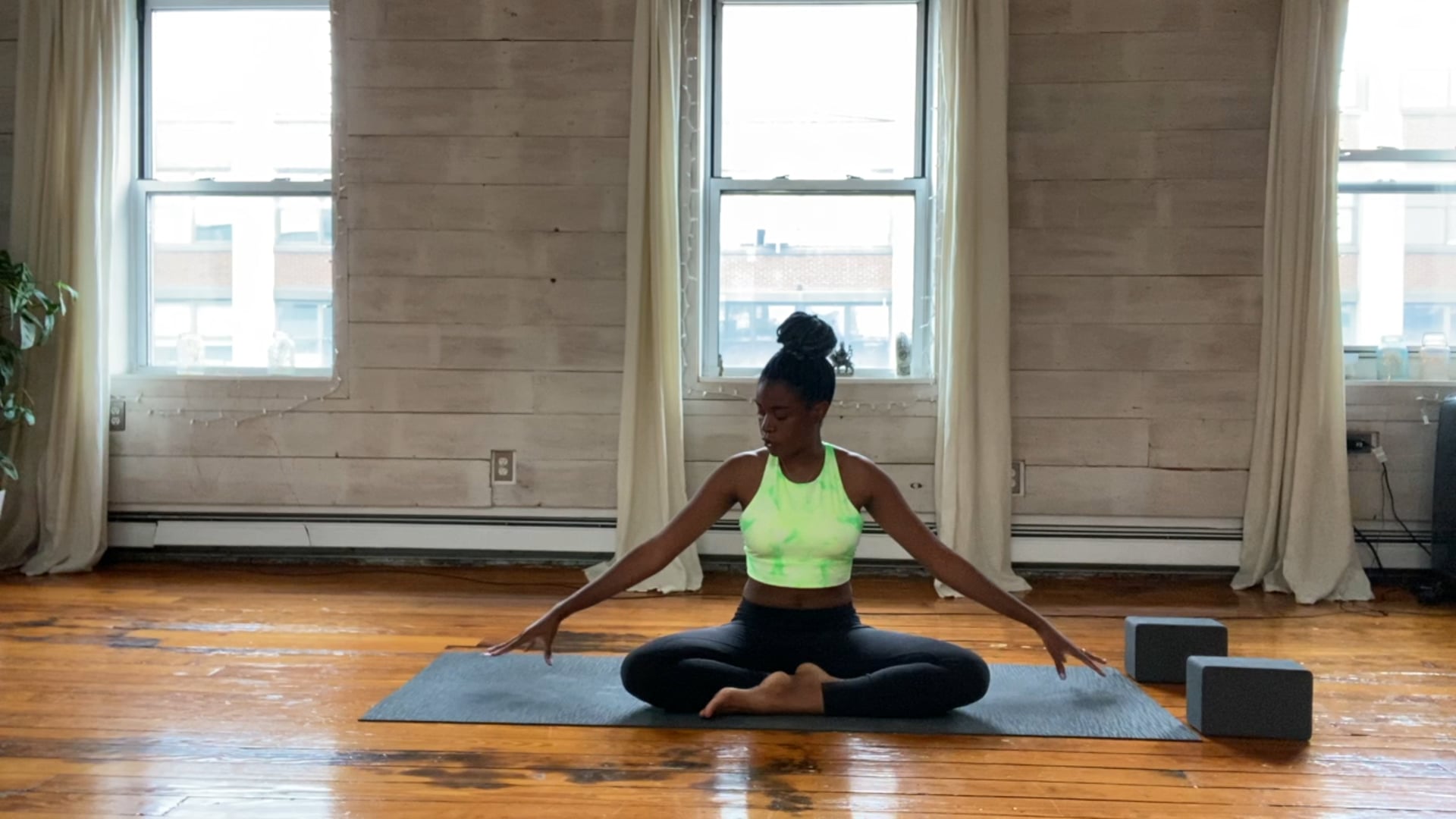 Mid-Day Stretch - 15 min - Yaya D.