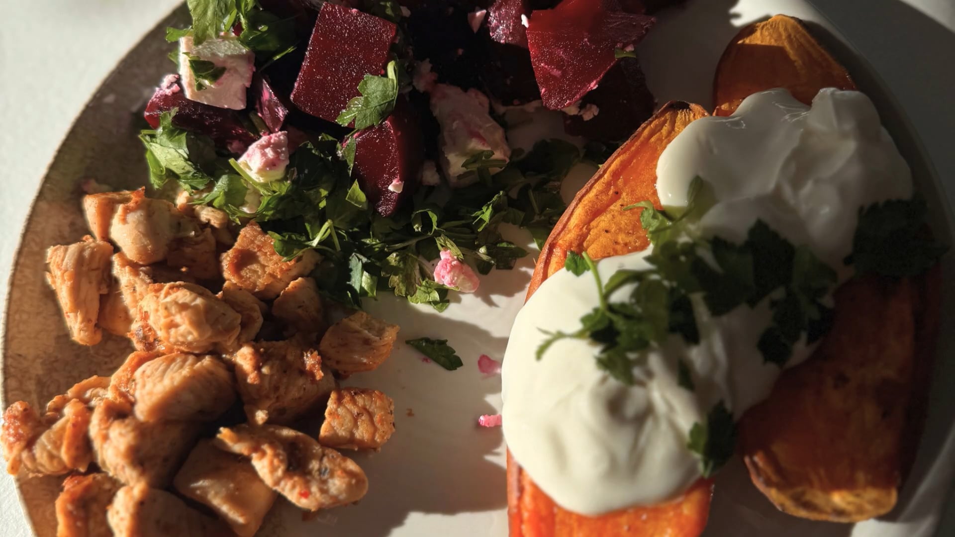 CSIRKE, ÉDESBURGONYA, CÉKLÁS FETA SALÁTA