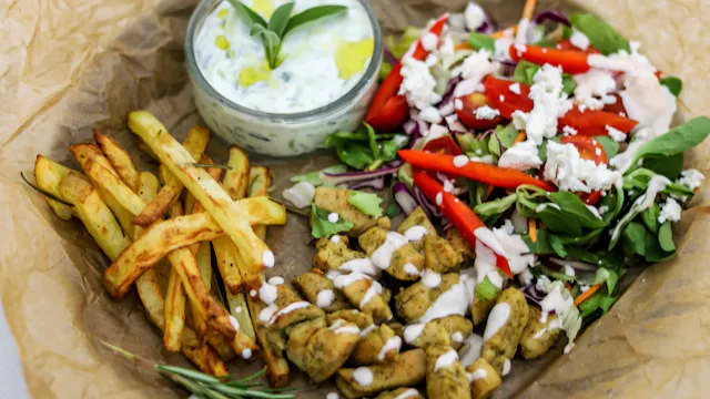 GYROS TÁL AIRFRYER KRUMPLIVAL ÉS TZAT...