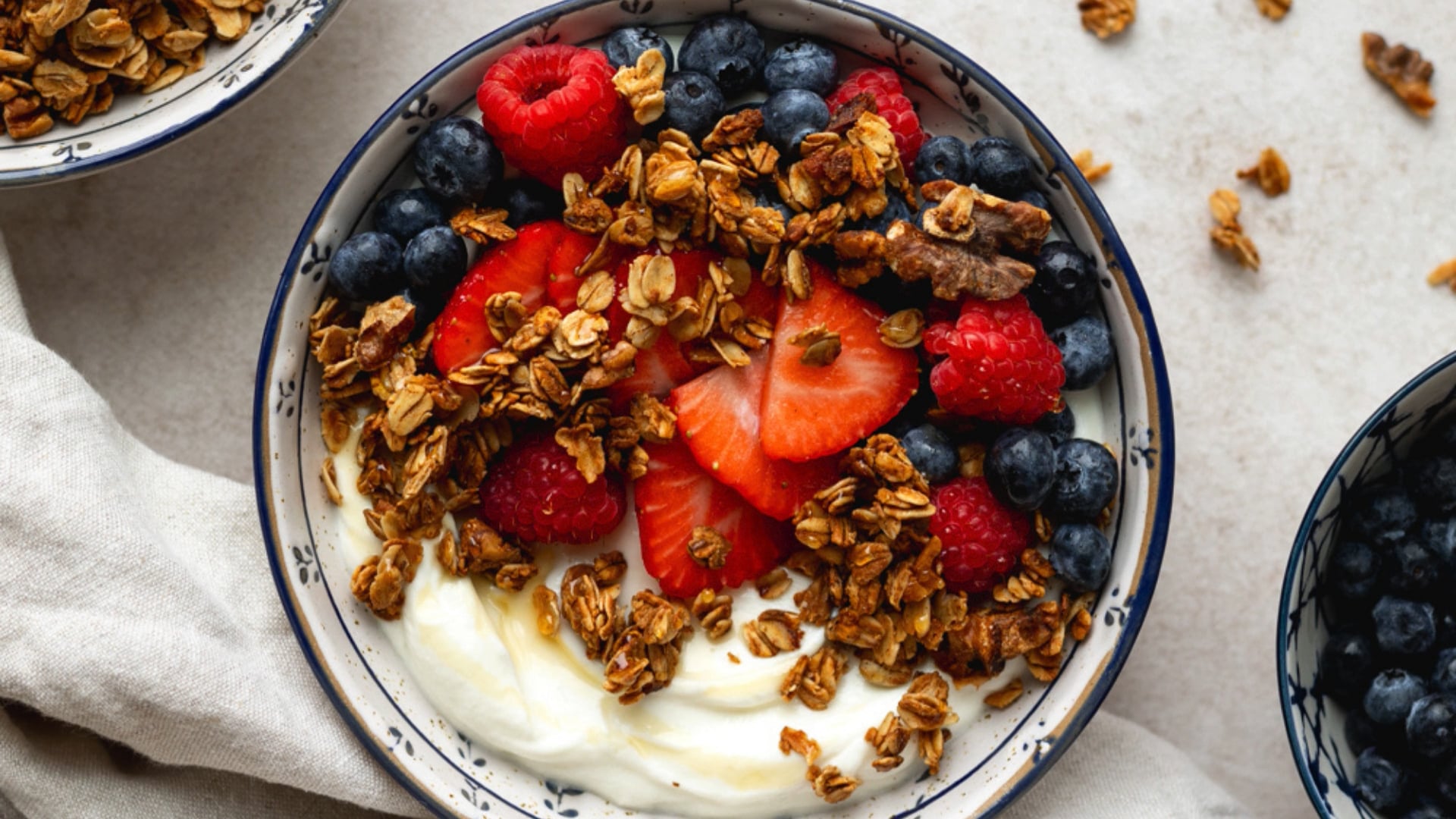 GÖRÖG JOGHURT GRANOLÁVAL, GYÜMÖLCSÖKKEL, MAGOKKAL