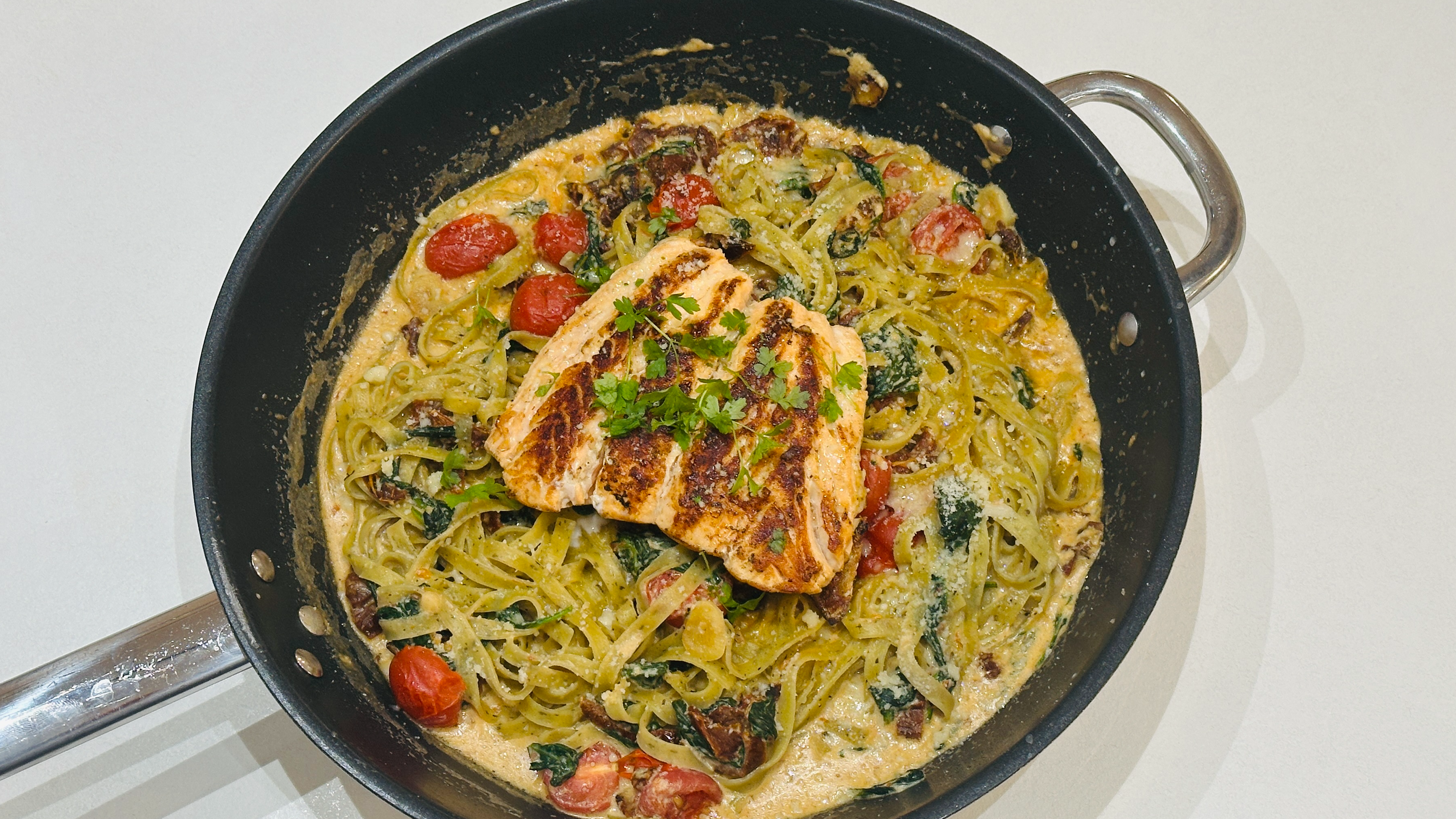 TEJSZÍNES-ASZALT PARADICSOMOS-BÉBISPENÓTOS TAGLIATELLE LAZAC STEAKKEL