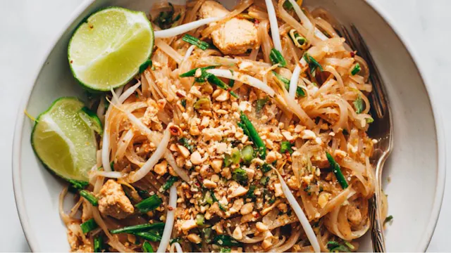 PAD THAI CSIRKÉVEL, VAGY RÁKKAL