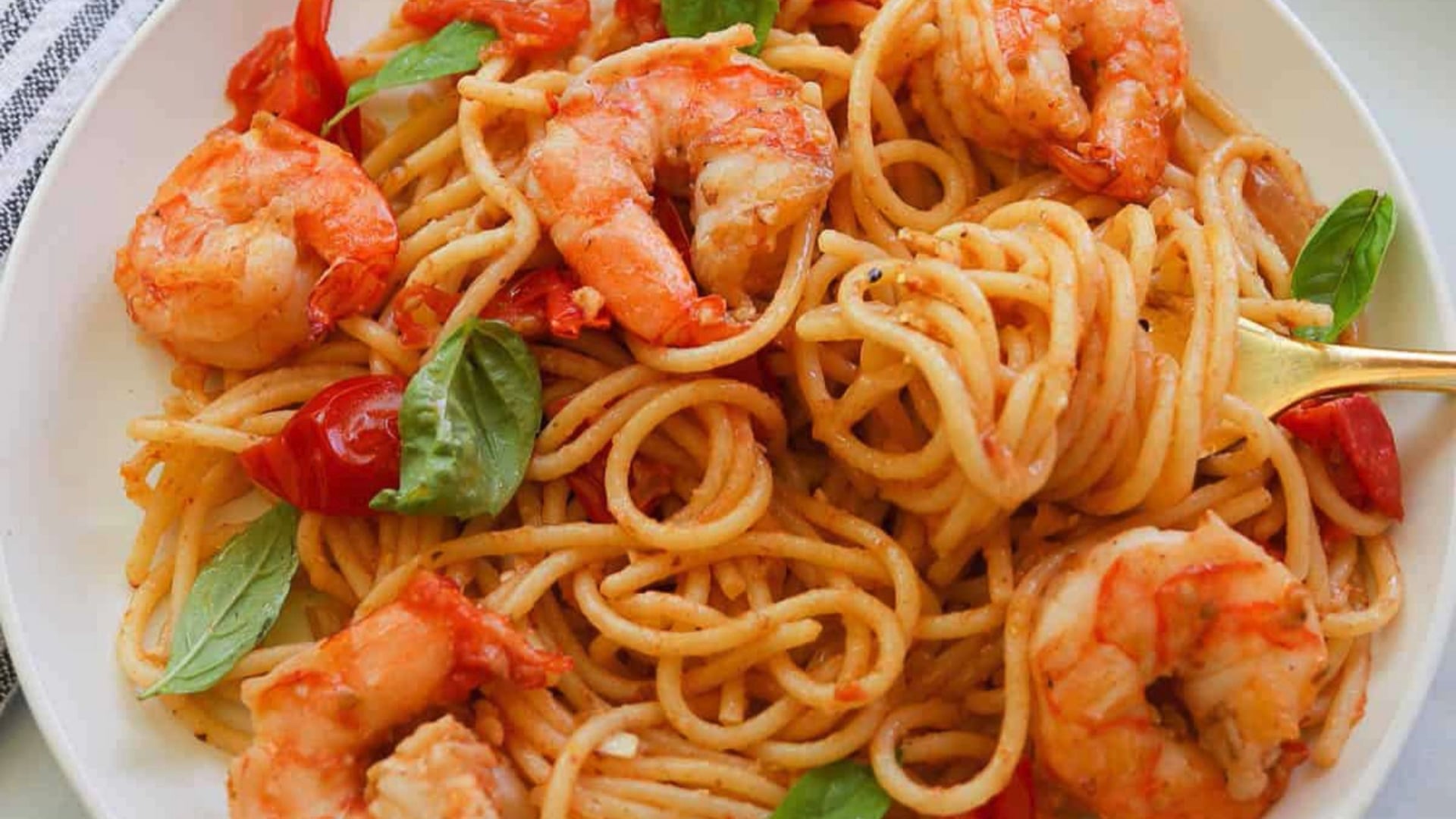 PARADICSOMOS RÁKOS SPAGHETTI, FRISS KEVERT SALÁTÁVAL