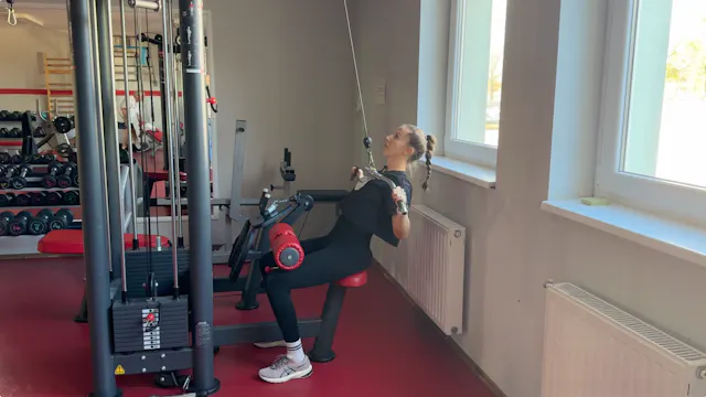SZÉLES LEHÚZÁS MELLHEZ