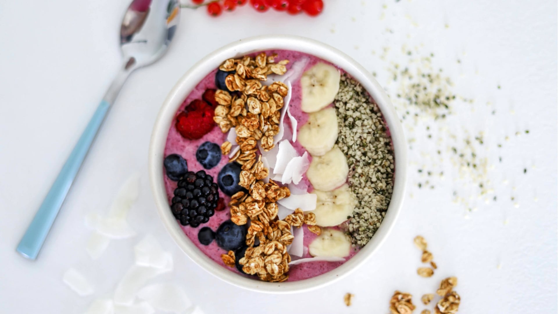 SMOOTHIE BOWL FAGYASZTOTT GYÜMÖLCSÖKKEL, MAGOKKAL