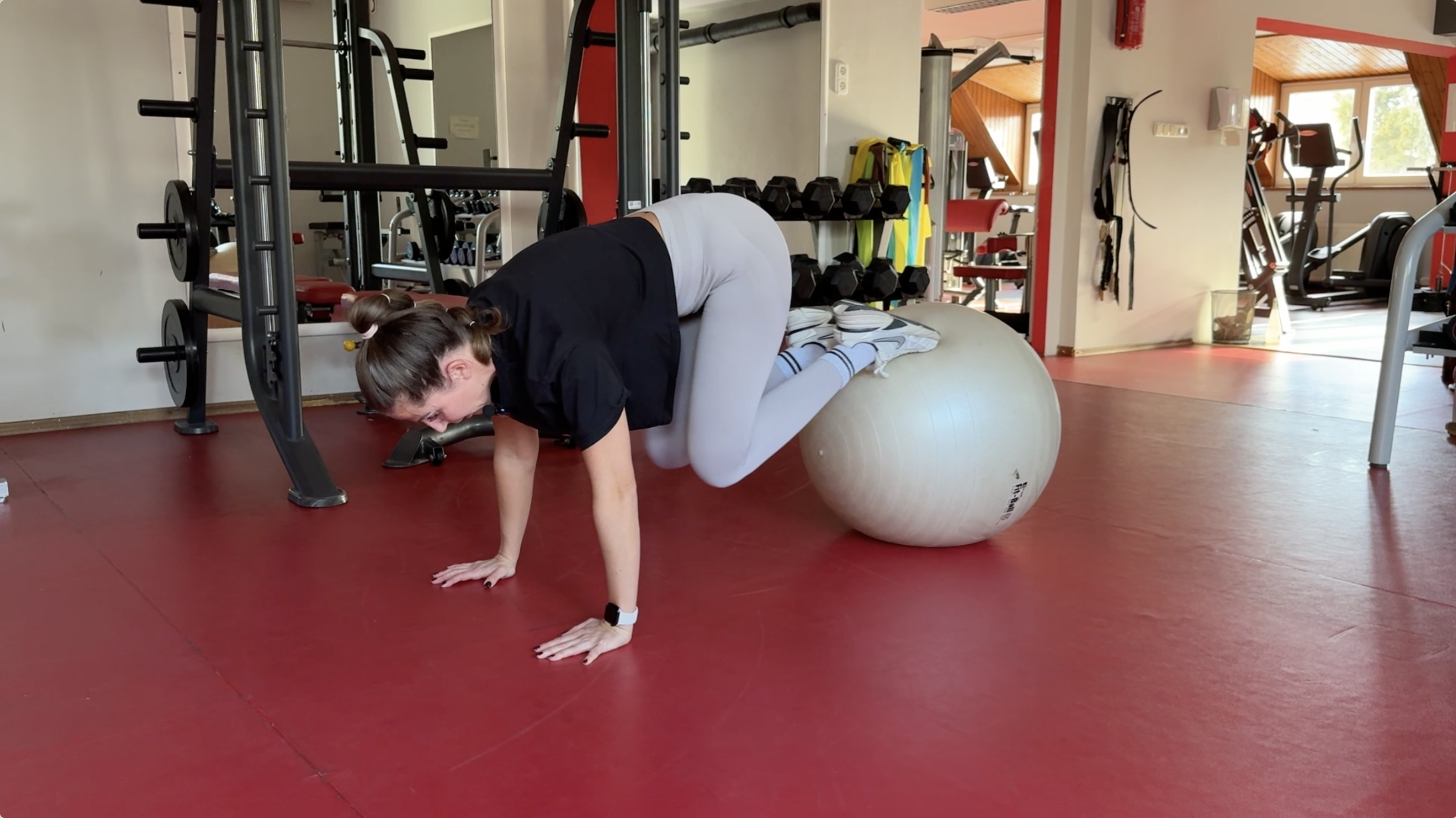 FITBALL TÉRDBEHÚZÁS + CSÍPŐEMELÉS