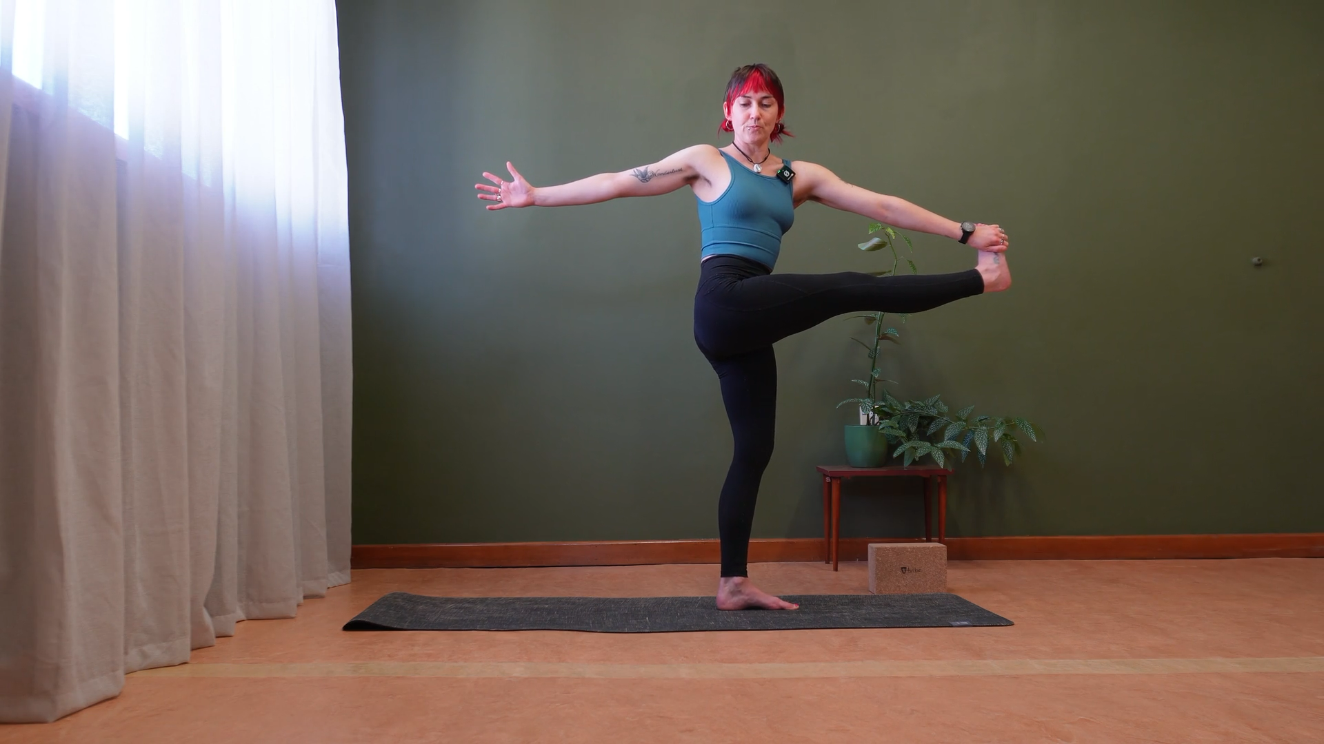 Flow to Vasisthasana (Side Plank)