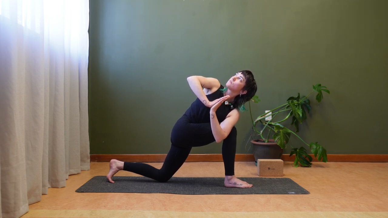 Flow to Parsva Bakasana (Side crow) 