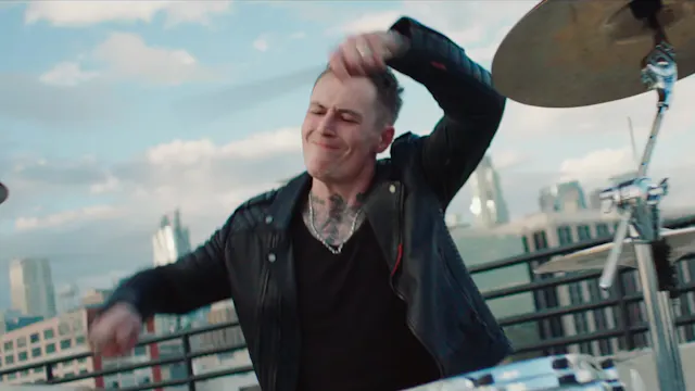 Asking Alexandria - Antisocialist (Cl...