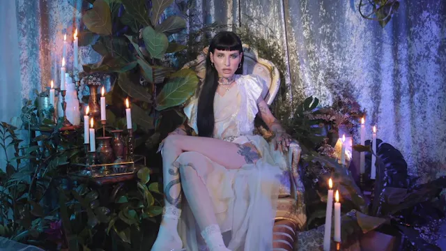 Lilith Czar - Lola
