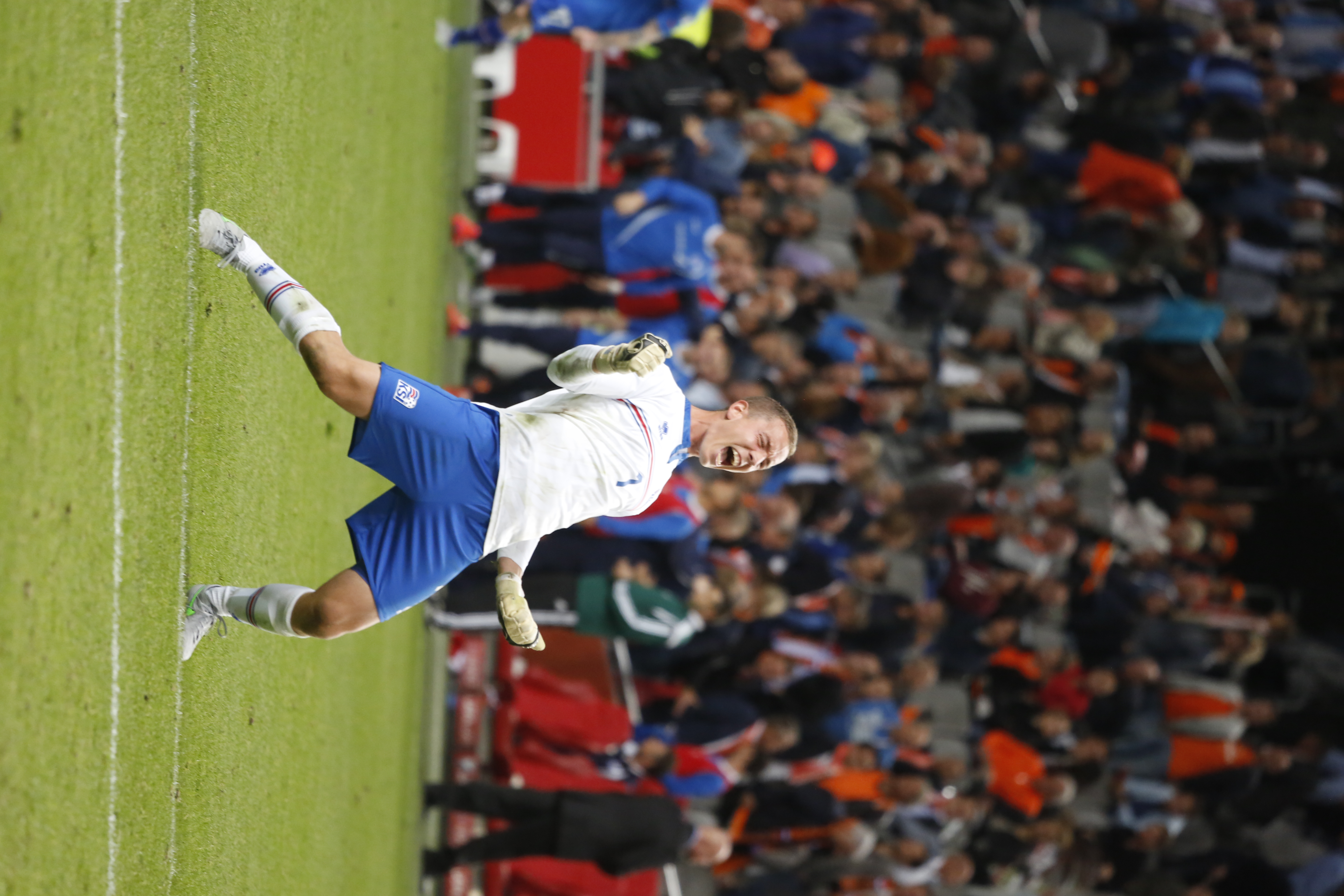 Hannes-cheering - IAV - Bonus Still 9