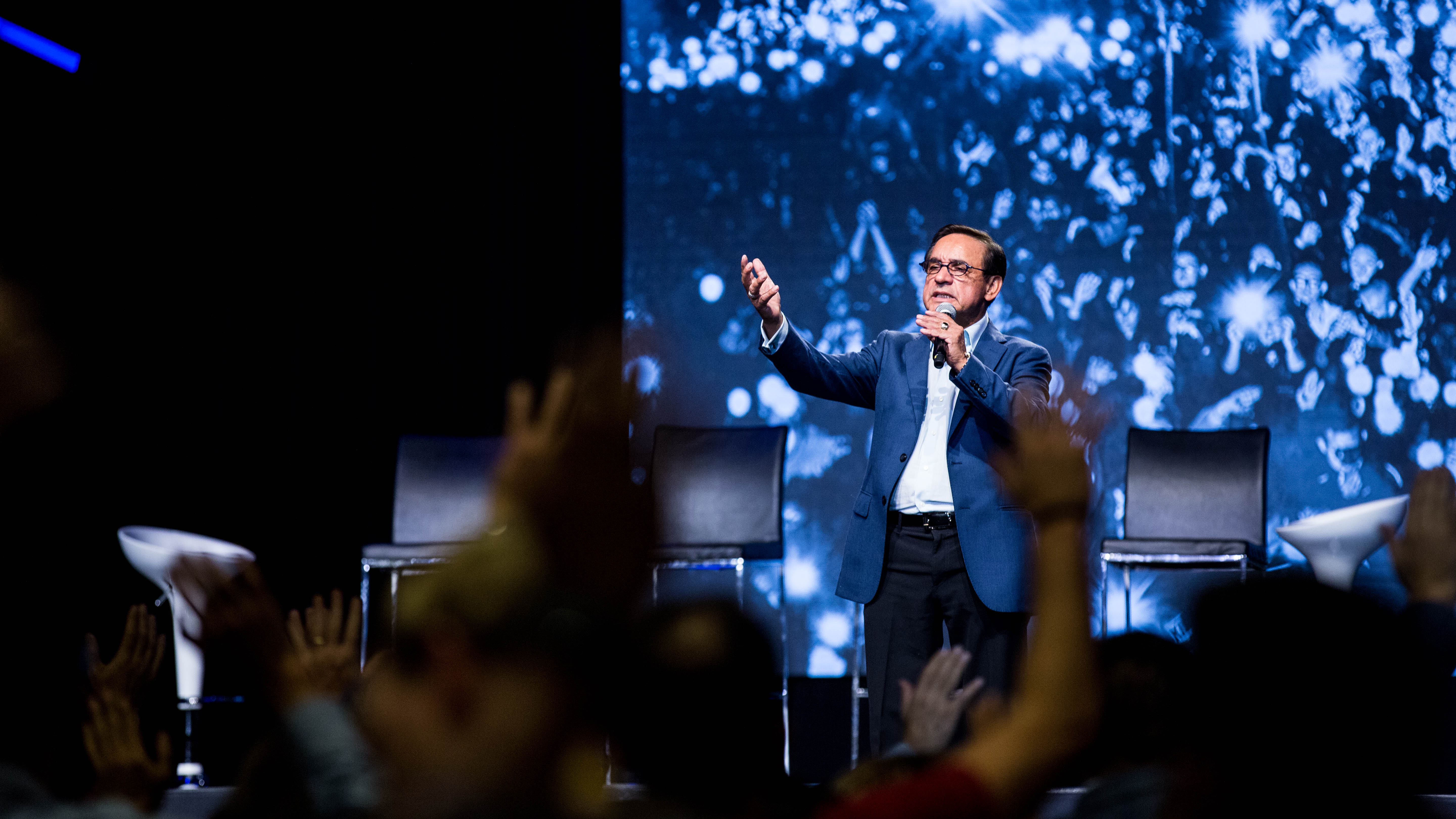 Illuminated by His blessing - Pastor Cesar Castellanos