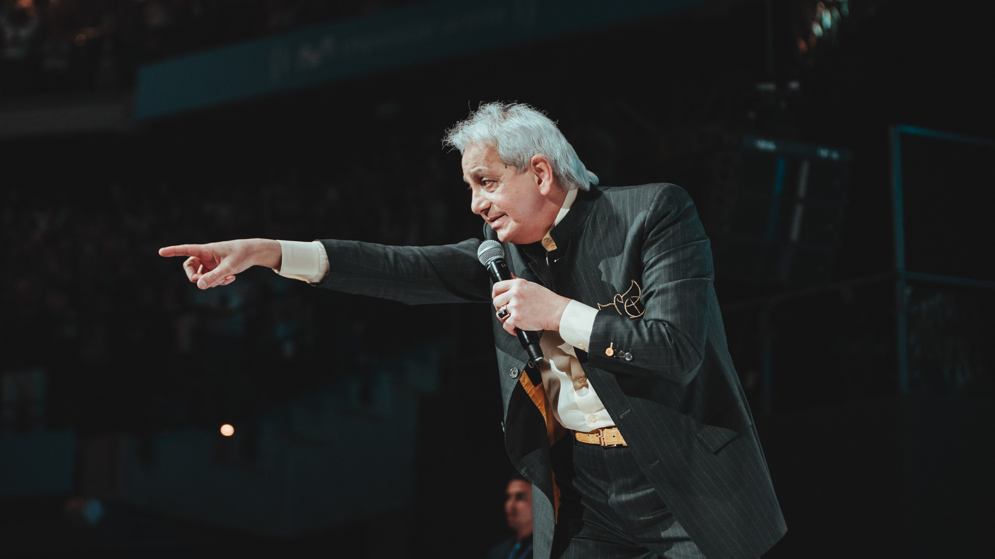 How to know the presence of Jesus daily - Rvd Benny Hinn (Español - English)