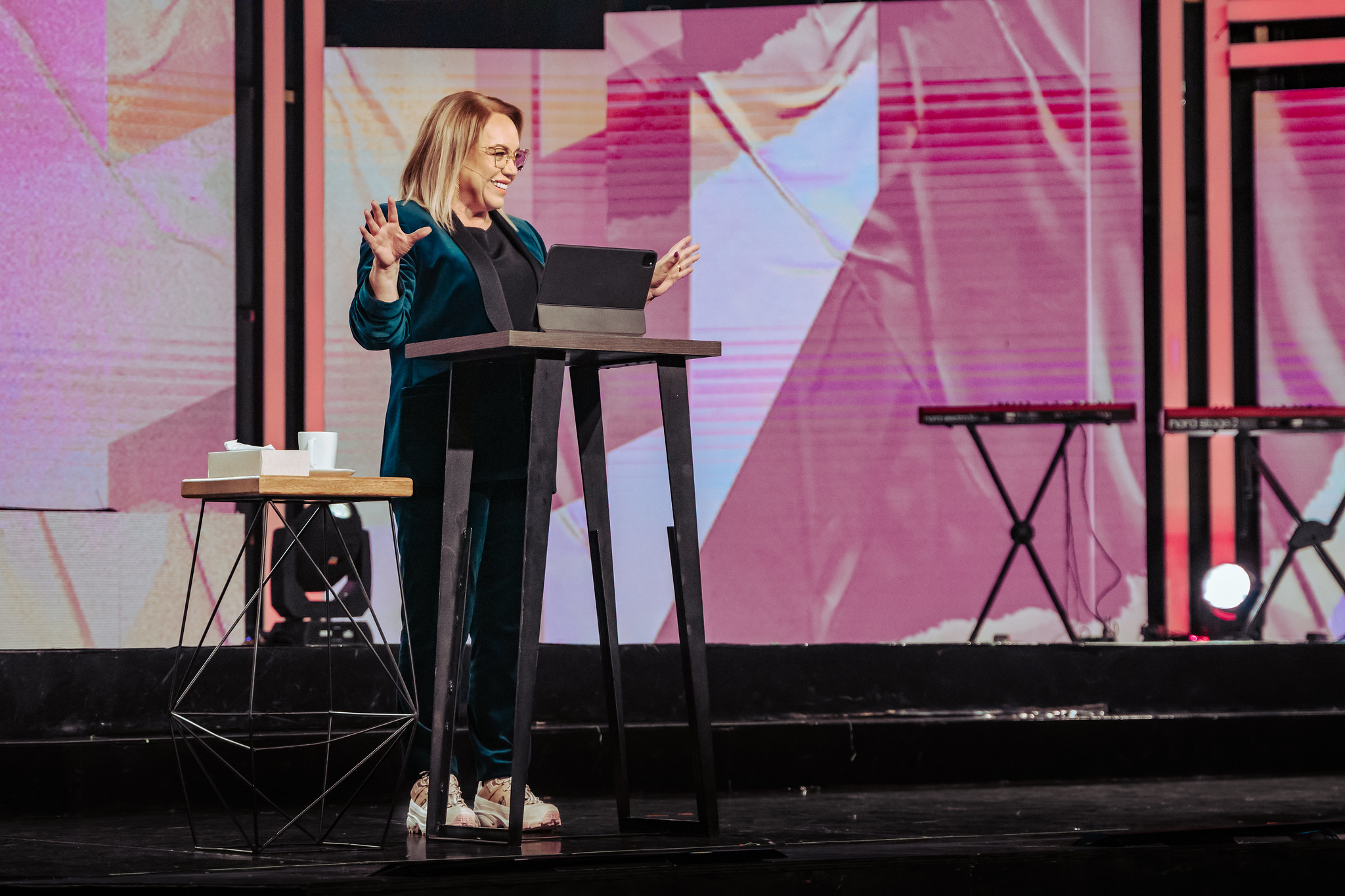 Da el primer paso, determinate a servir - Pastora Emma Claudia Castellanos