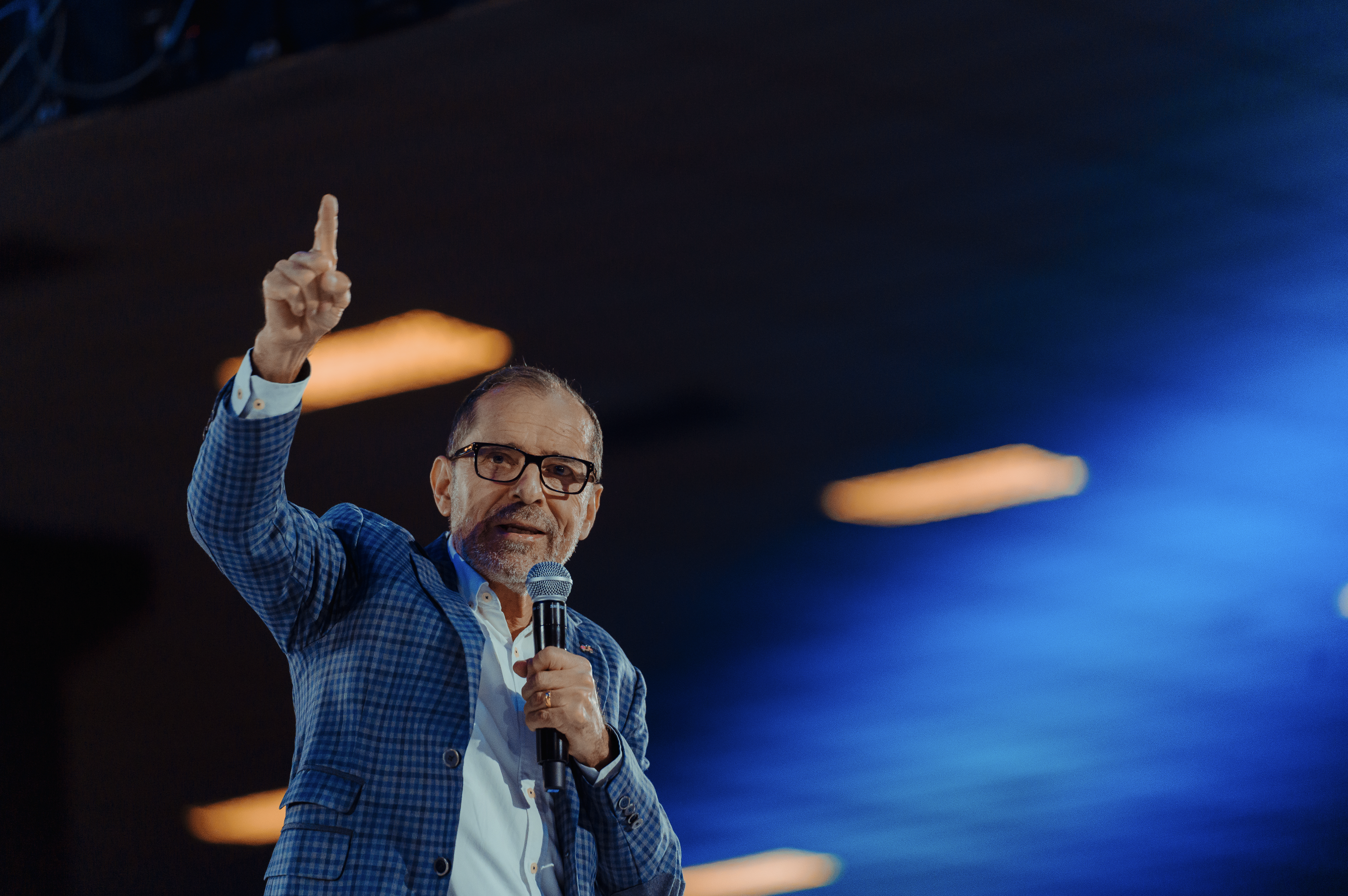 La mano del Señor sobre mi - Pastor Esteban Chaves 