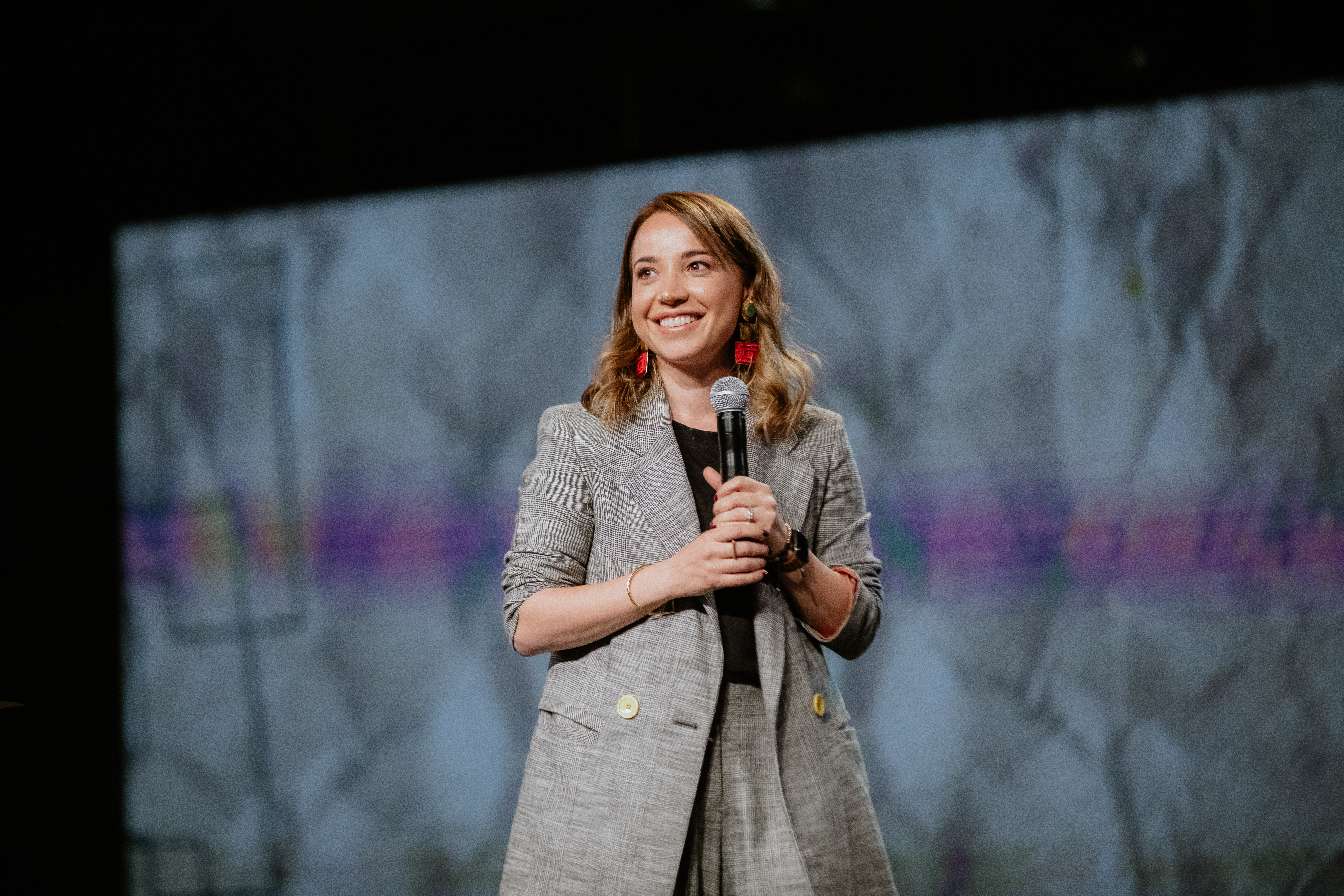 É hora de sair da cova - Pastora Sara Castellanos