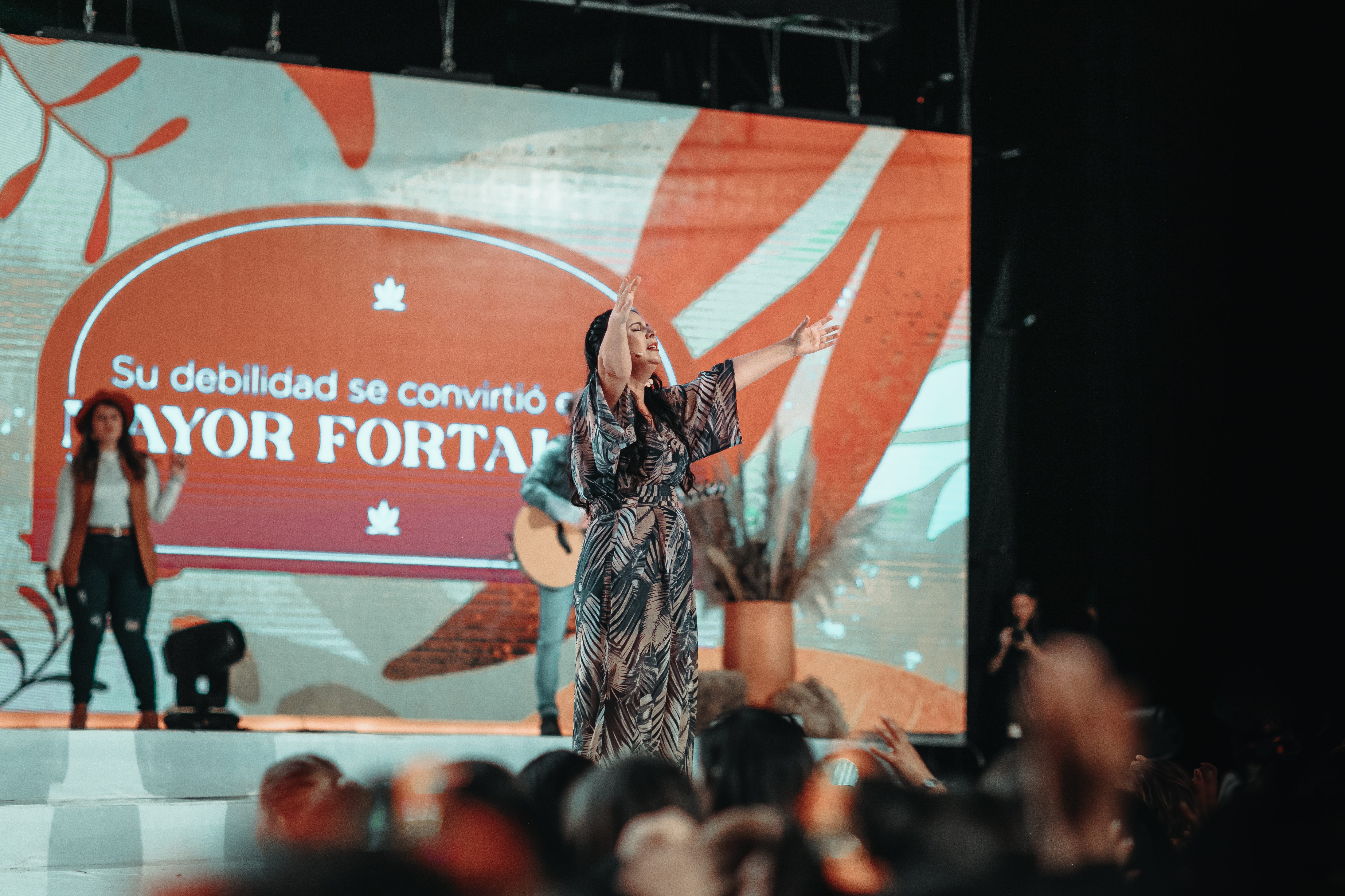 Cada hoja me habla de Tu Gracia - Pastora Anita Alonso