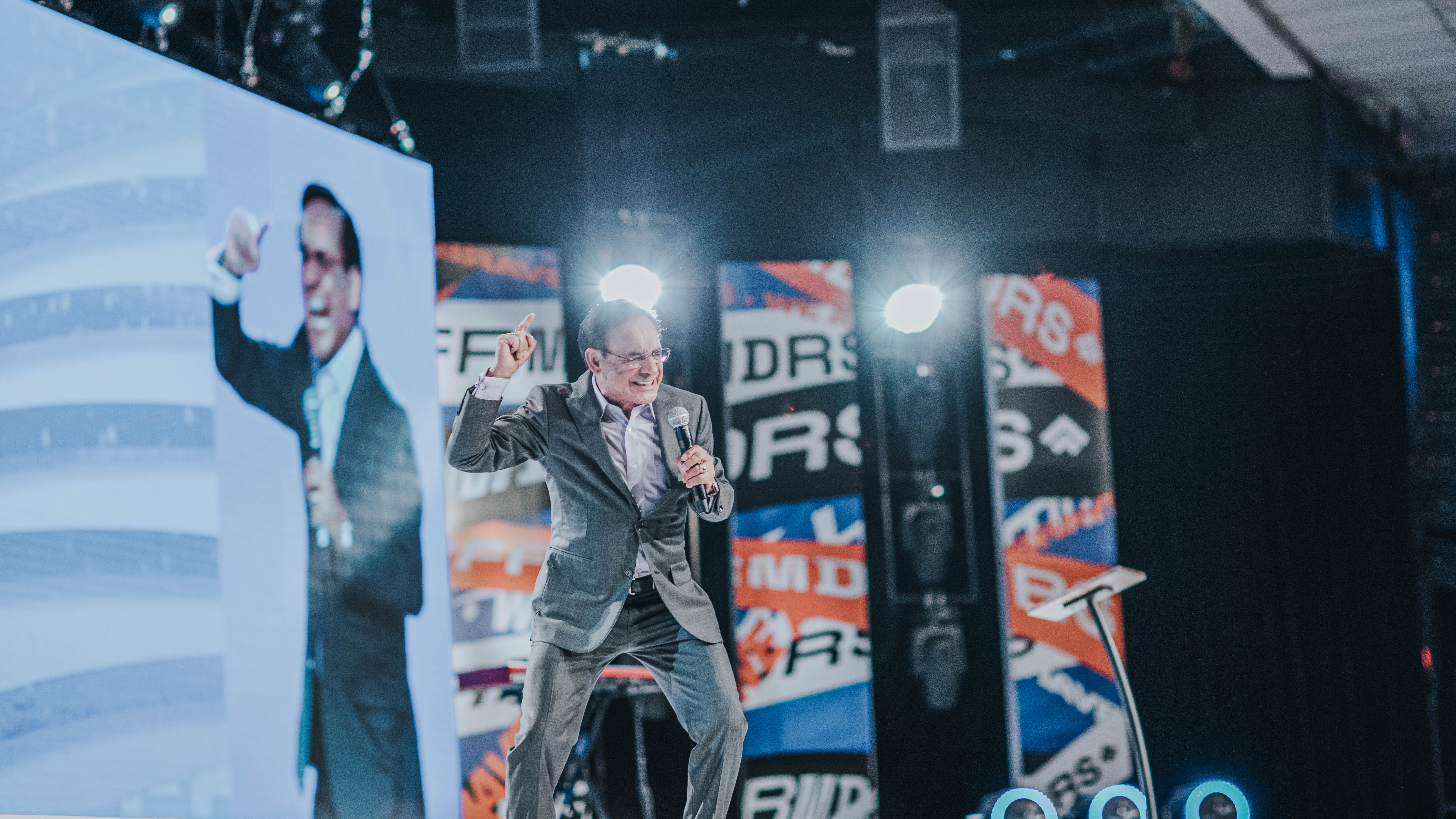 It all starts with the Passover - Pastor Cesar Castellanos 