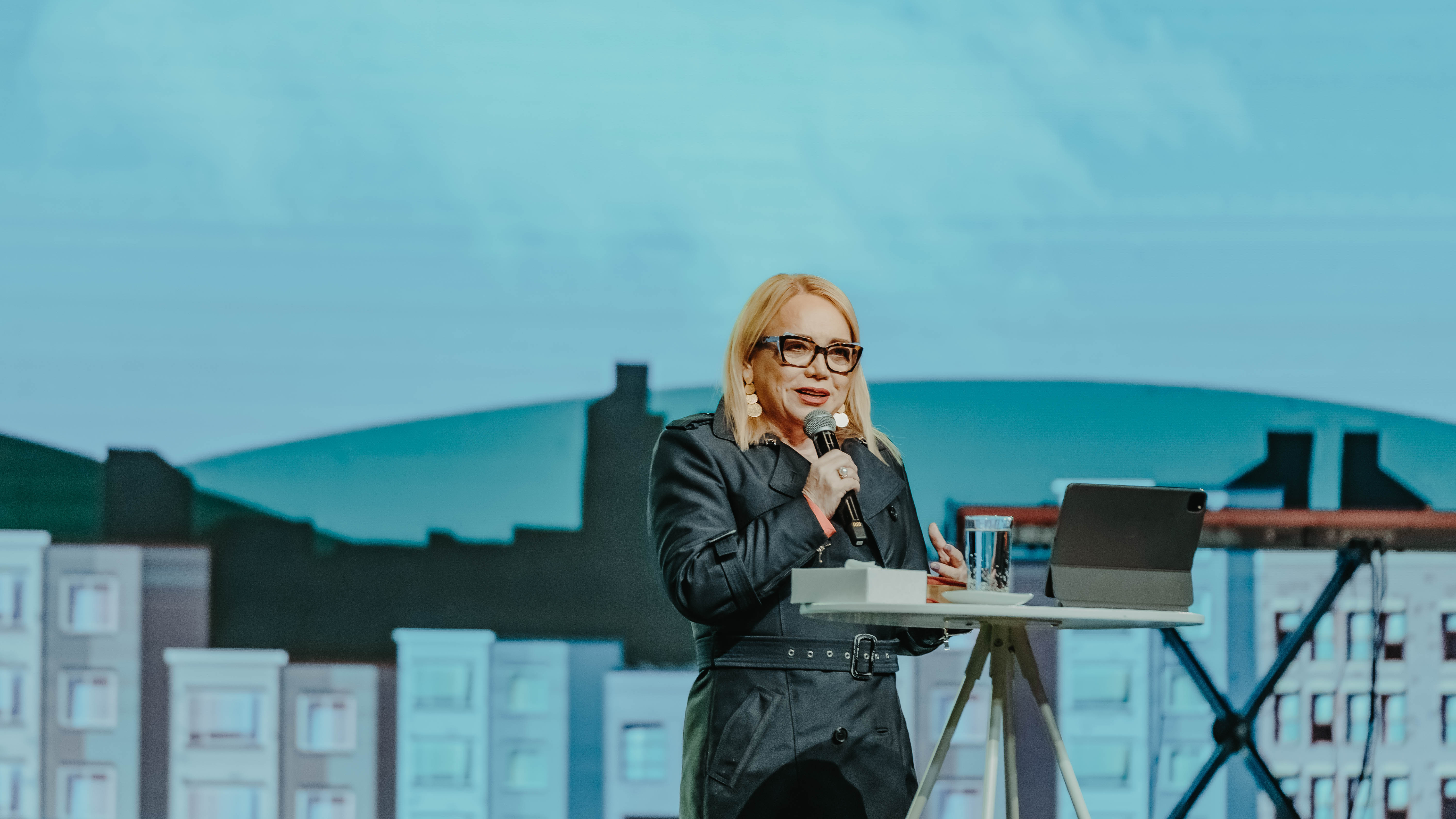 The grace of love - Pastor Emma Claudia Castellanos 