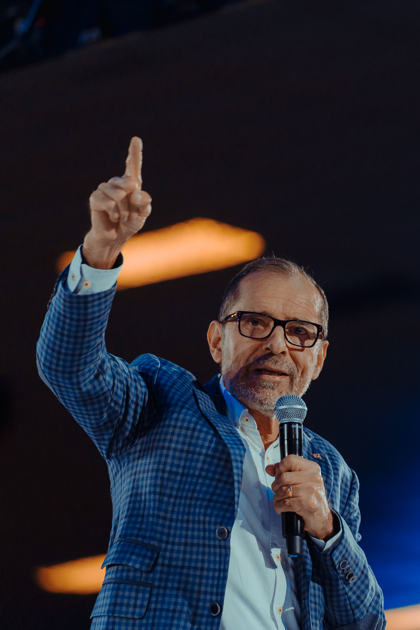 La mano del Señor sobre mi - Pastor Esteban Chaves 