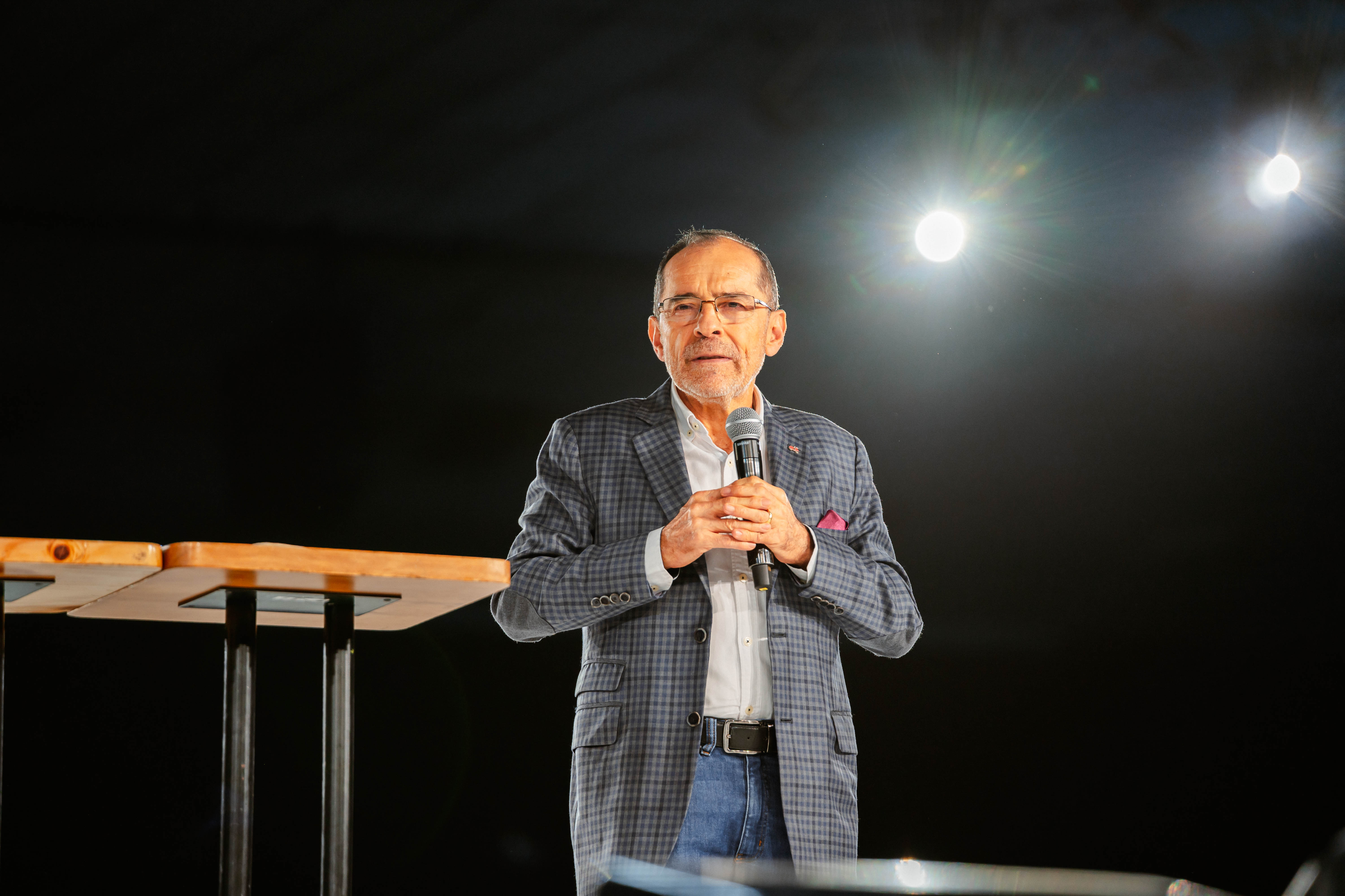 Cuán hermosos son tus pies - Pastor Esteban Chavez