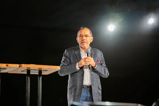 Cuán hermosos son tus pies - Pastor ...