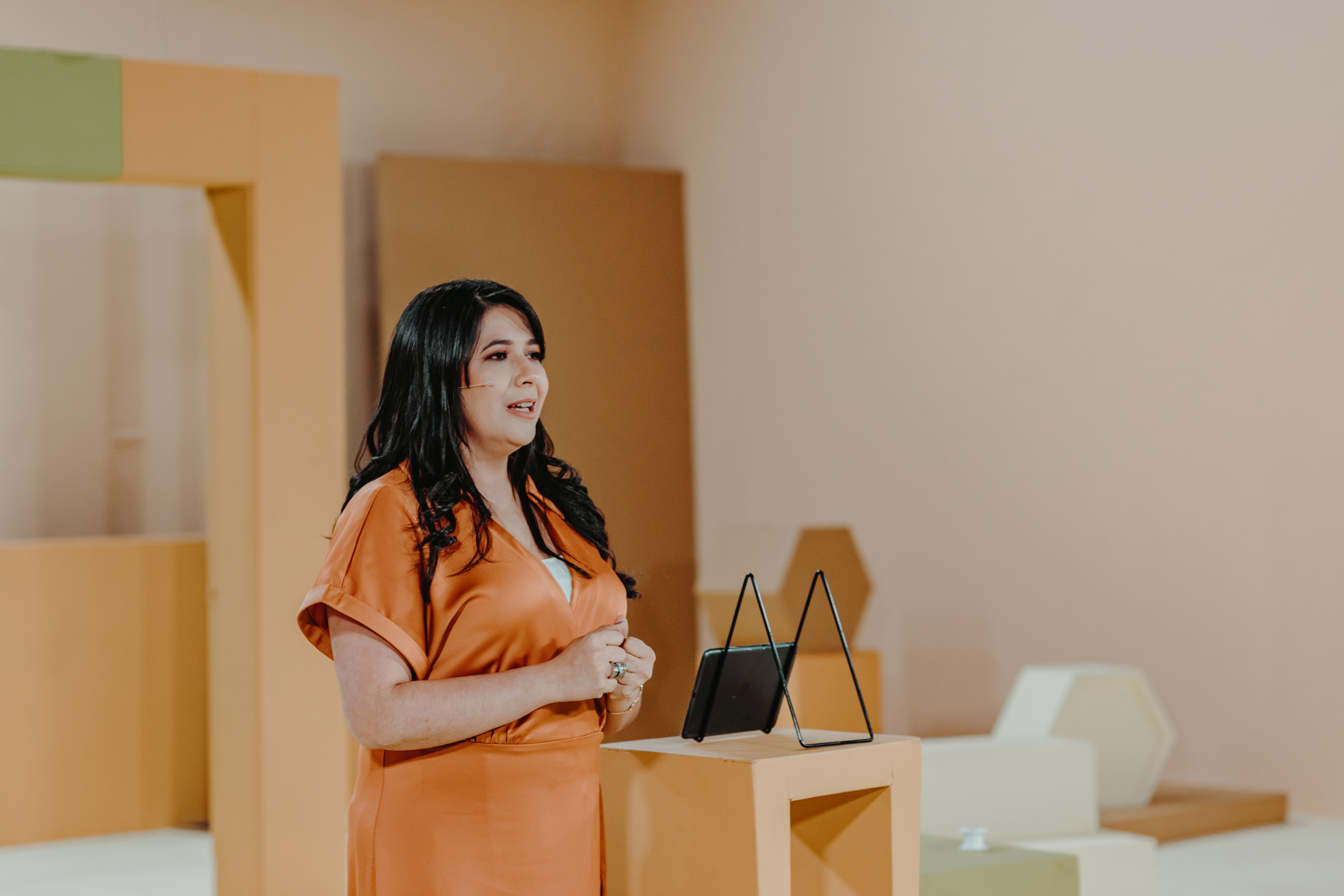 Apreciada Mujer - Pastora Ivonne Centeno 