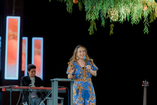 Mi túnica roja - Pastora Sara Guerra