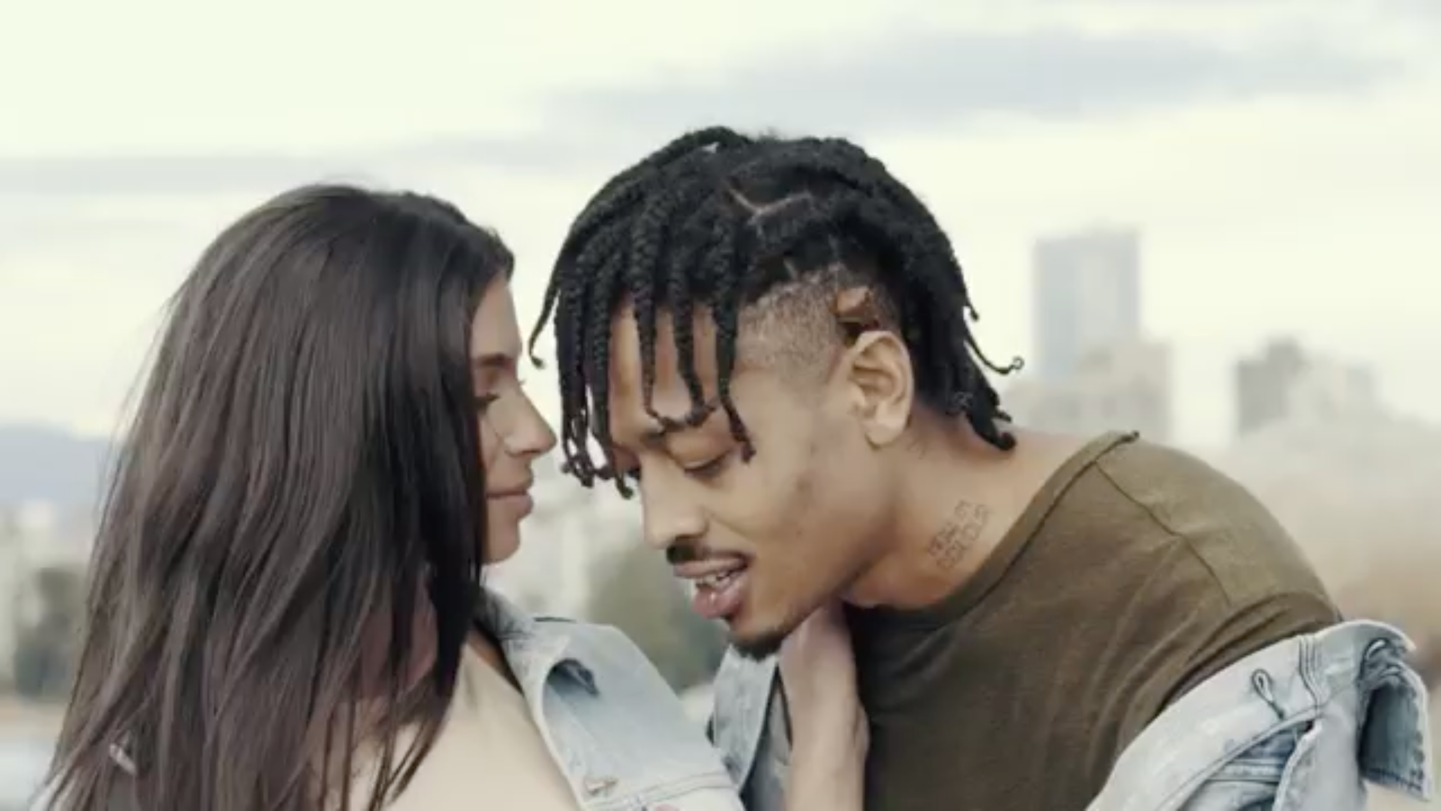 u met meat a strange time • Nue