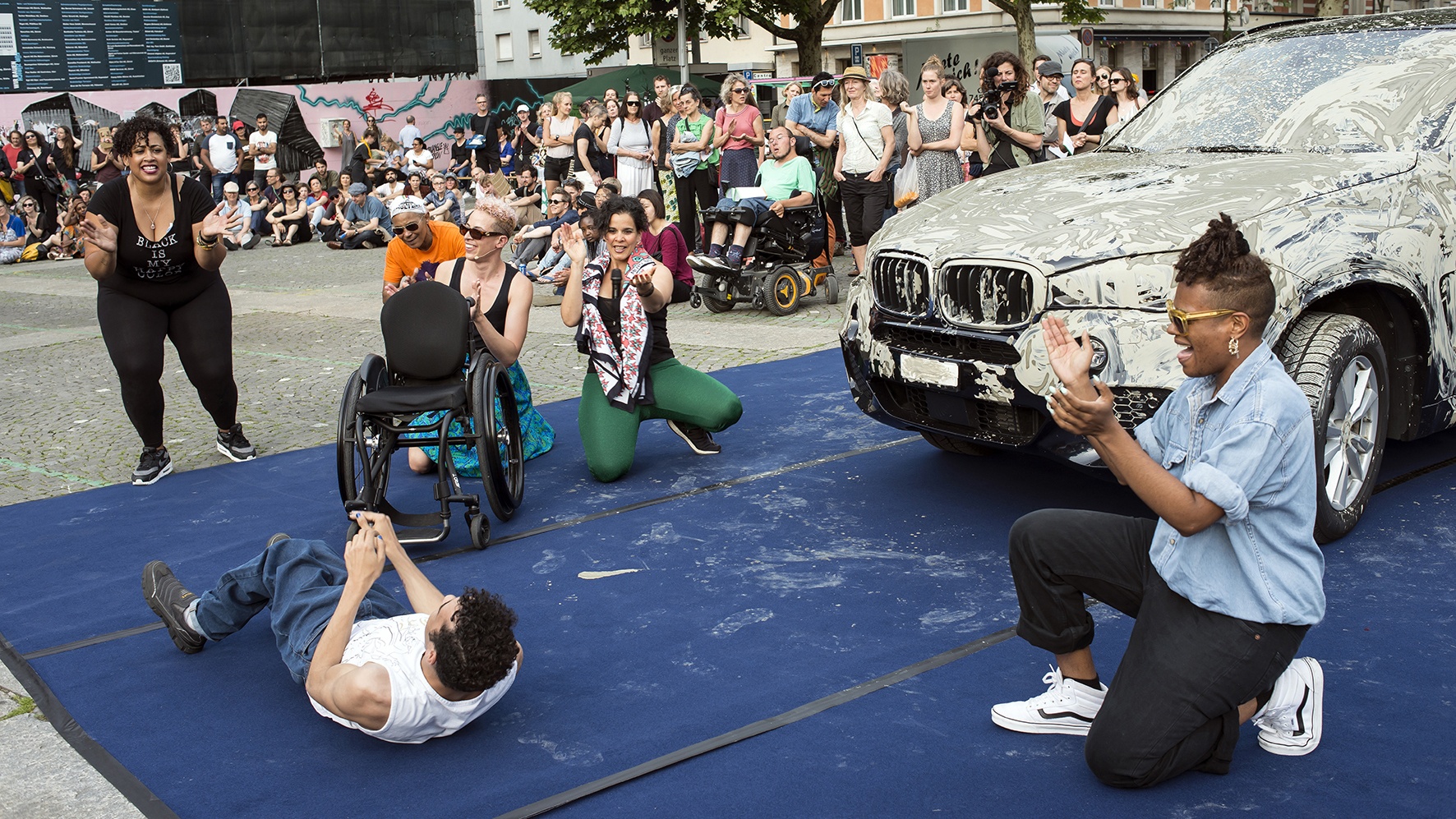 Who Owns the Sky (Wem gehört der Himmel)