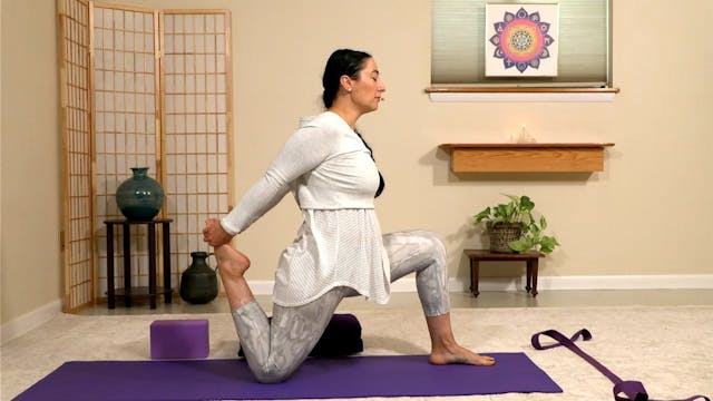 Hatha Yoga - Level 2-3 with Malati Ku...