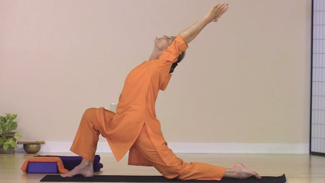 Hatha Yoga - Level 2-3 with Saci Murp...