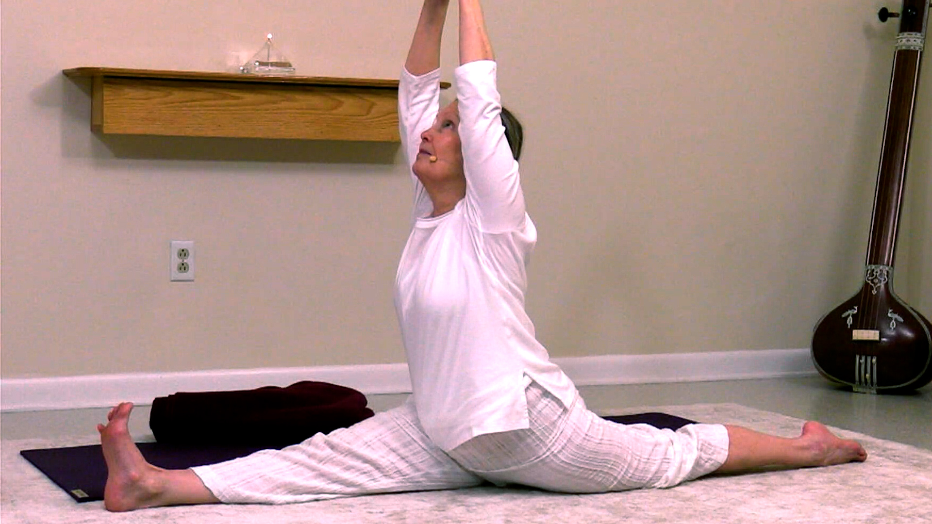 Hatha Yoga - Level 2-3 "Hanumanasana" with Sridevi Jones