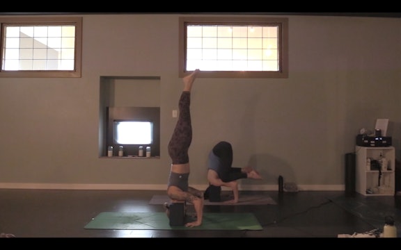 Fly & Groove into Crow & Dancer- Vinyasa Yoga w/ Megan Z. ( Level 2)