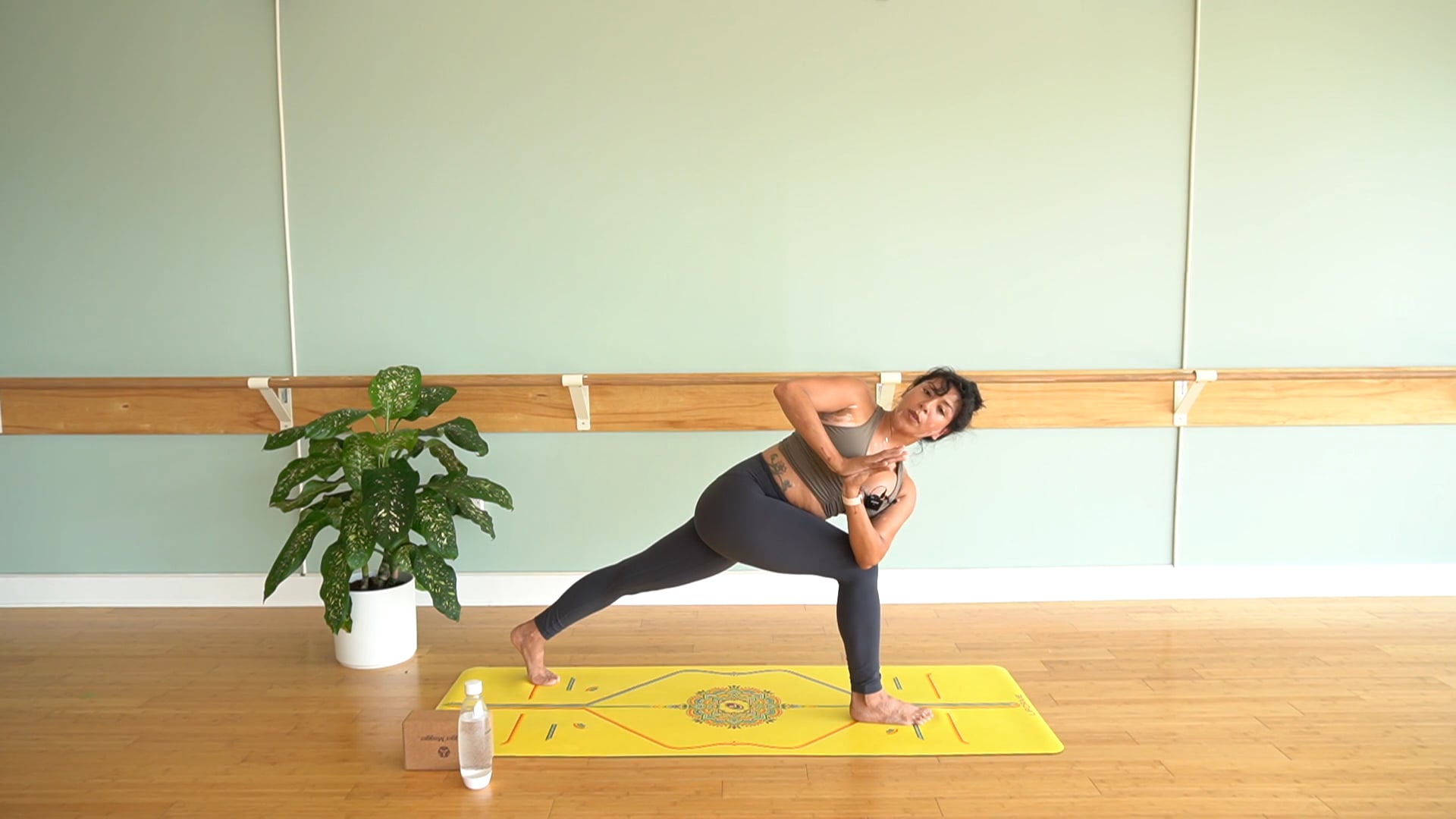 Crown Chakra Flow to Headstand- Vinyasa Yoga w/ Yvonne (Level 2)