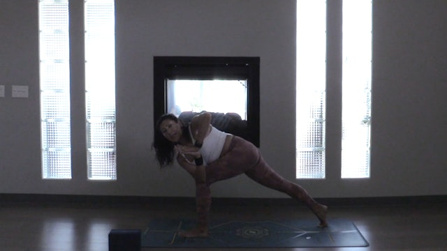 Creating Balance- Vinyasa Yoga with Yvonne (Level 2)