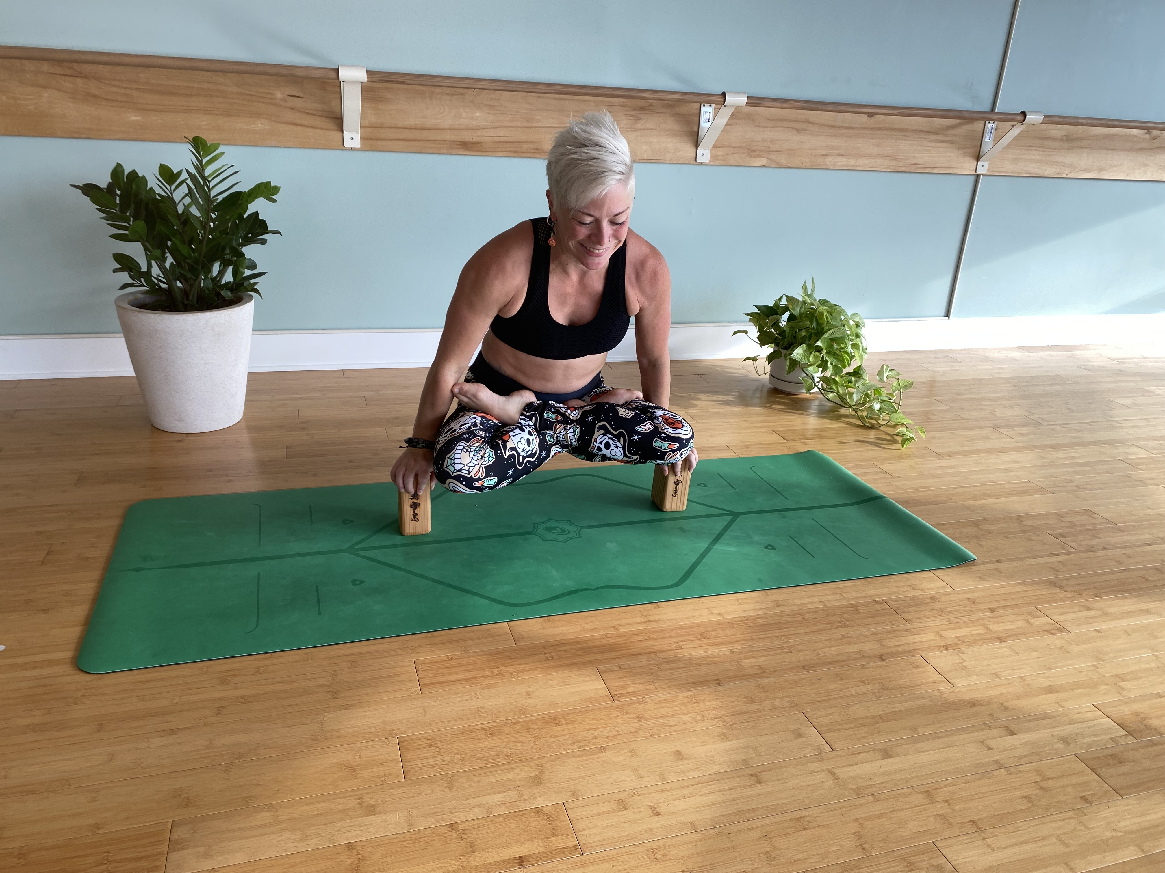 Tolasana Variations- Vinyasa Yoga w/ Jill (Level 2/3)