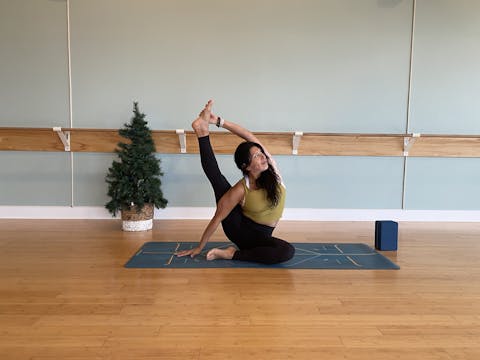 Spicy Vinyasa Yoga w/ Yvonne (Level 2/3)